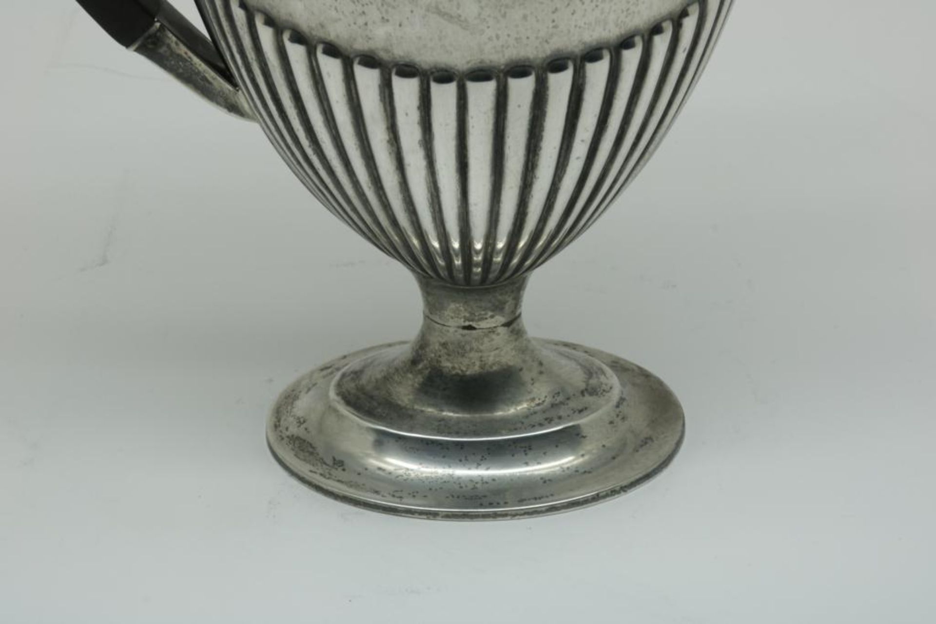 Sterling silver coffee jug, England, 925/000, gross w. 543gr, height 24cm, defects.Een zilveren - Bild 4 aus 4