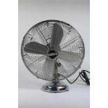 Metalen Cinni tafel ventilator, etiket Raj Kumar Sah & Sons, India, h. 54, diam. 45 cm.