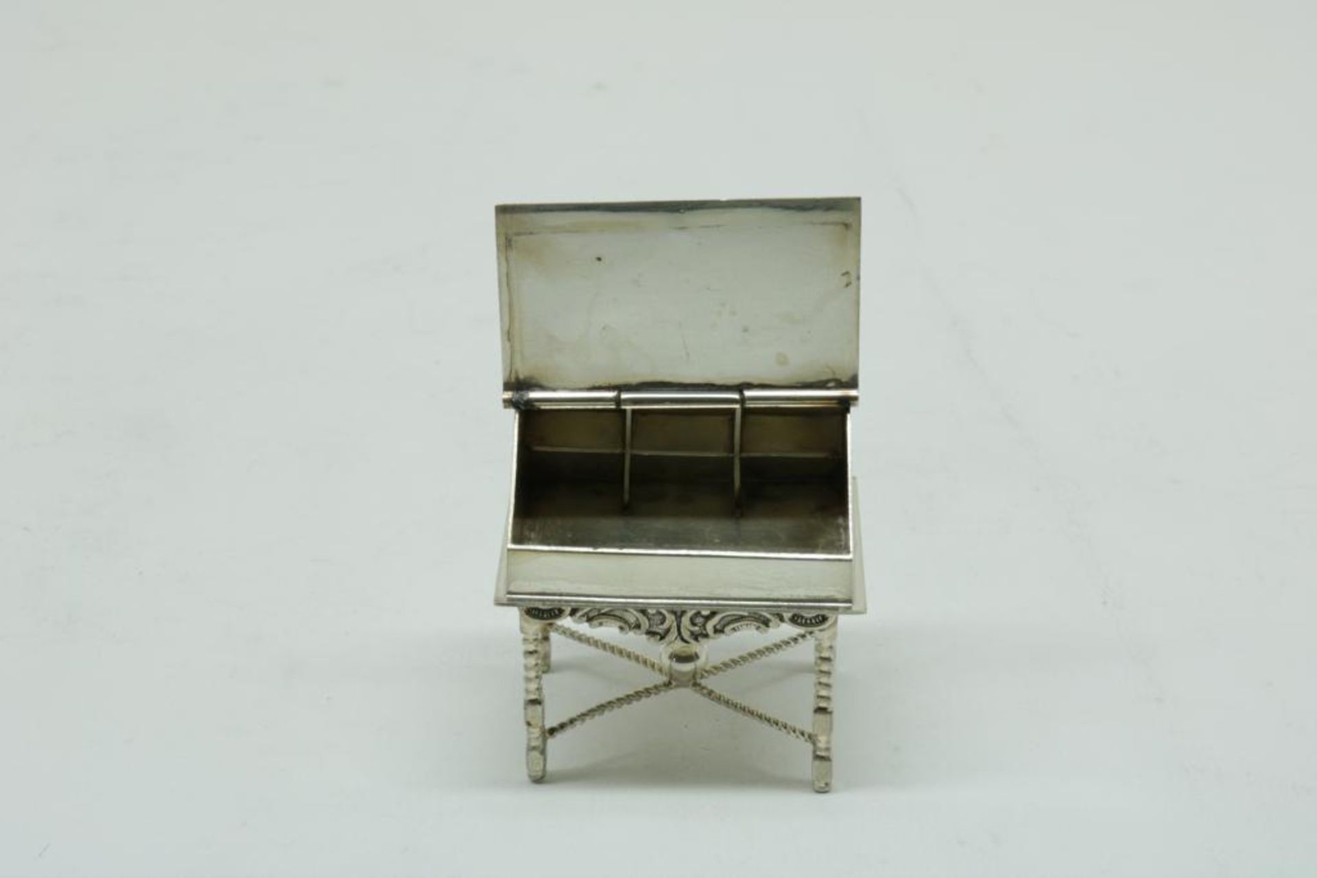 Lot silver miniatures, ao. a bench, 835/000, gross w. 98gr.Lot zilveren miniaturen, wo. bankje, - Bild 2 aus 3