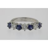 A white gold ring mounted with sapphire and brilliantsEen witgouden rijring met saffier, totaal