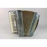 Accordeon voorzien van 80 bassen, 4 registers en pianoklavier, fabrikaat Marinucci, model Recineti