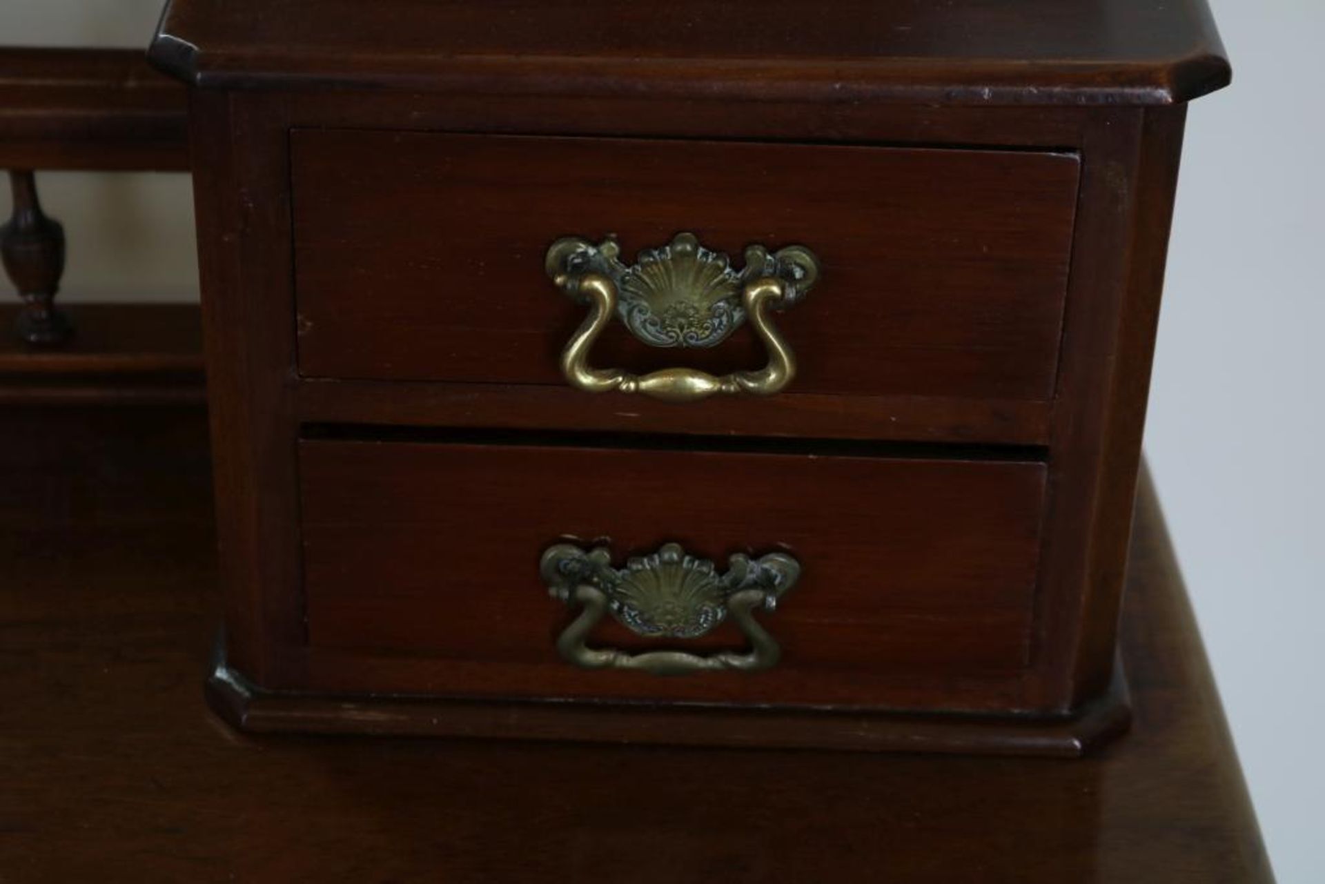 Mahogany Victorian toillettable with mirrorupstand and 5 diverse drawers, England ca. 1880, h. - Bild 3 aus 4