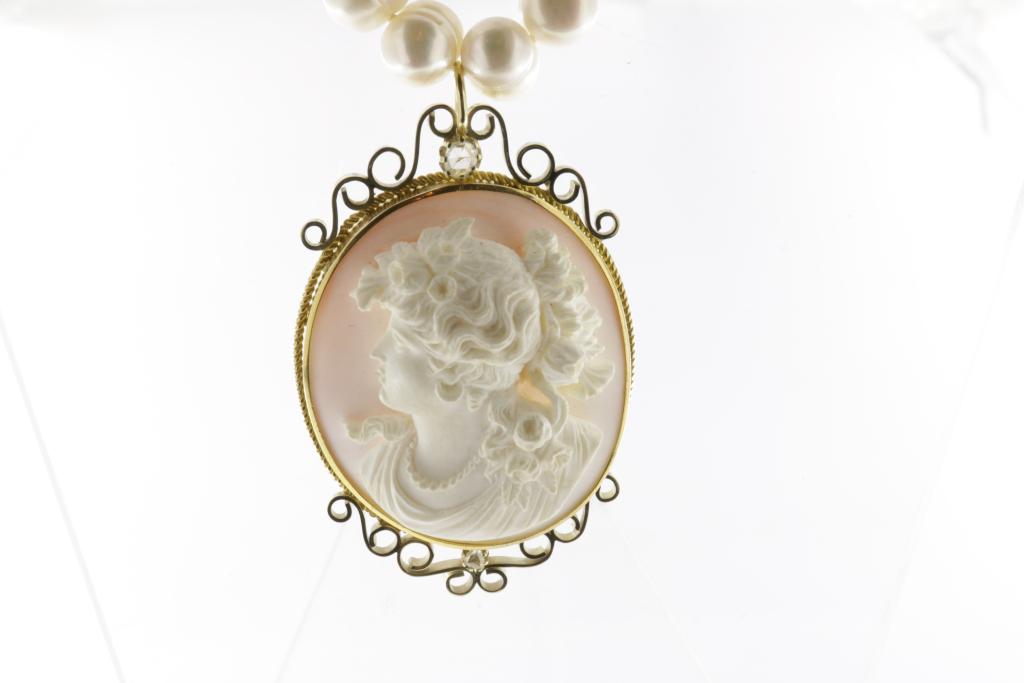 A cultivated pearl necklace with shell cameo in golden mount and golden lock, 585/000, gross w. 99. - Image 2 of 4