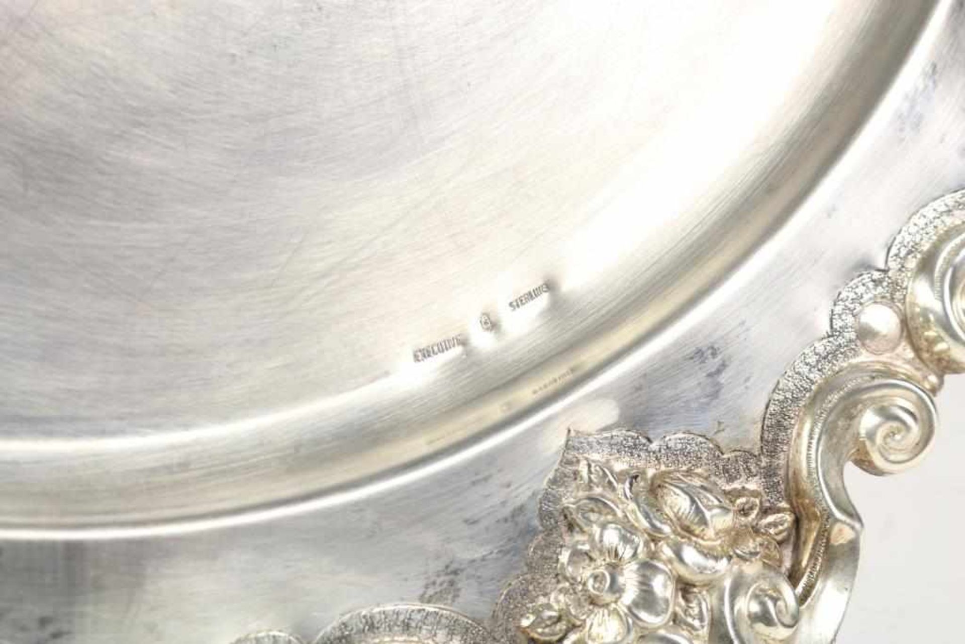 A lager silver plate with embossed edge with floral and cartouches, 925/000, gross w. 1300gr, - Bild 4 aus 4