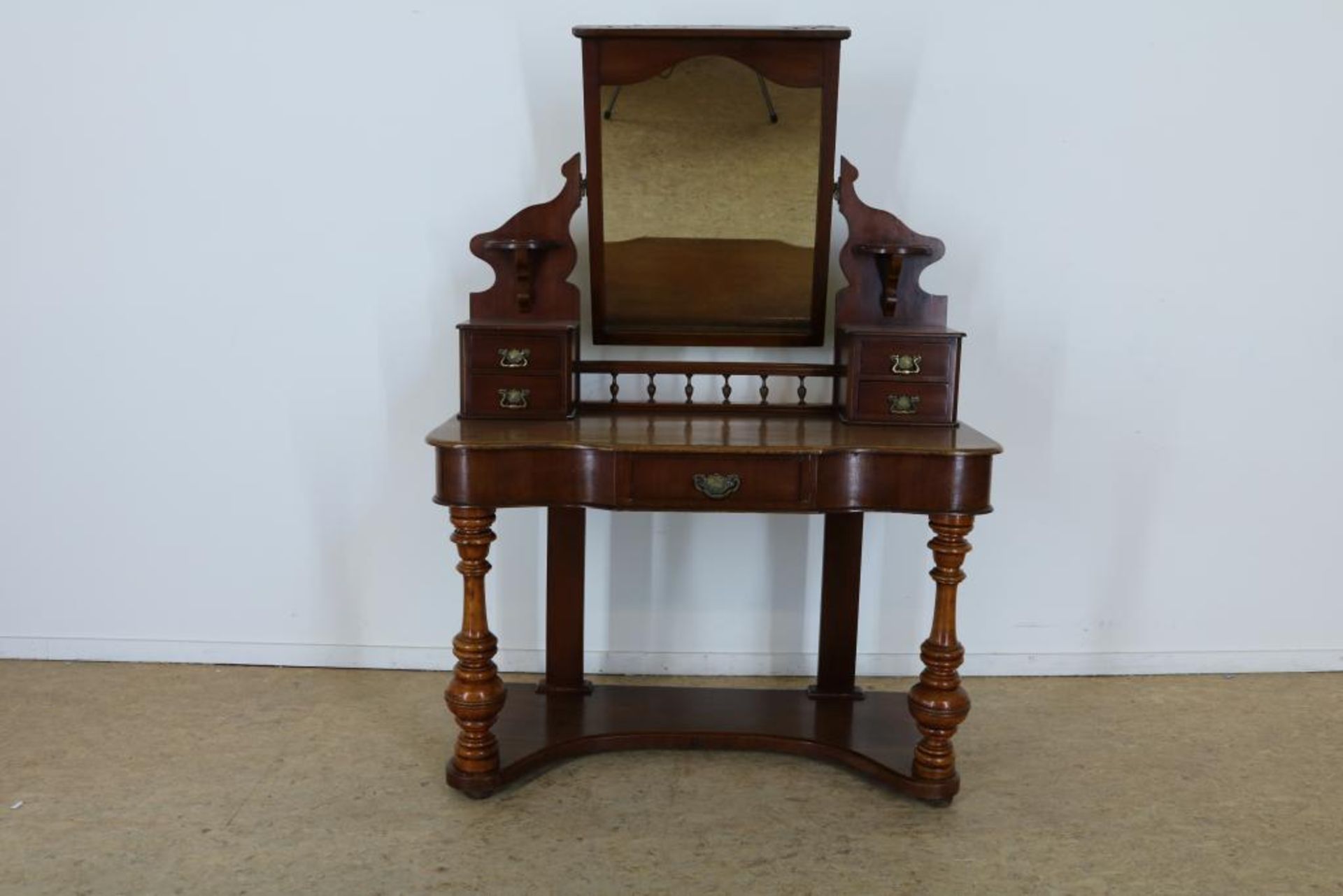 Mahogany Victorian toillettable with mirrorupstand and 5 diverse drawers, England ca. 1880, h.