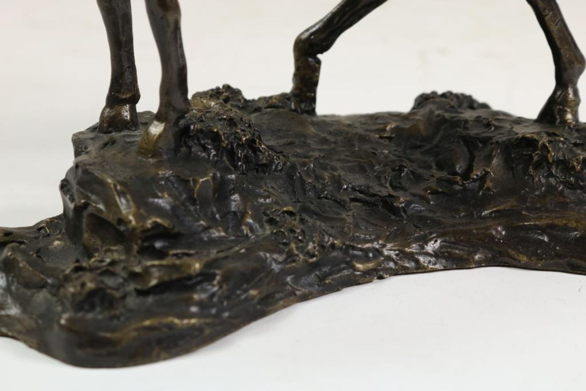 Gepatineerde bronzen sculptuur van hengst, h. 17 cm. - Bild 5 aus 5
