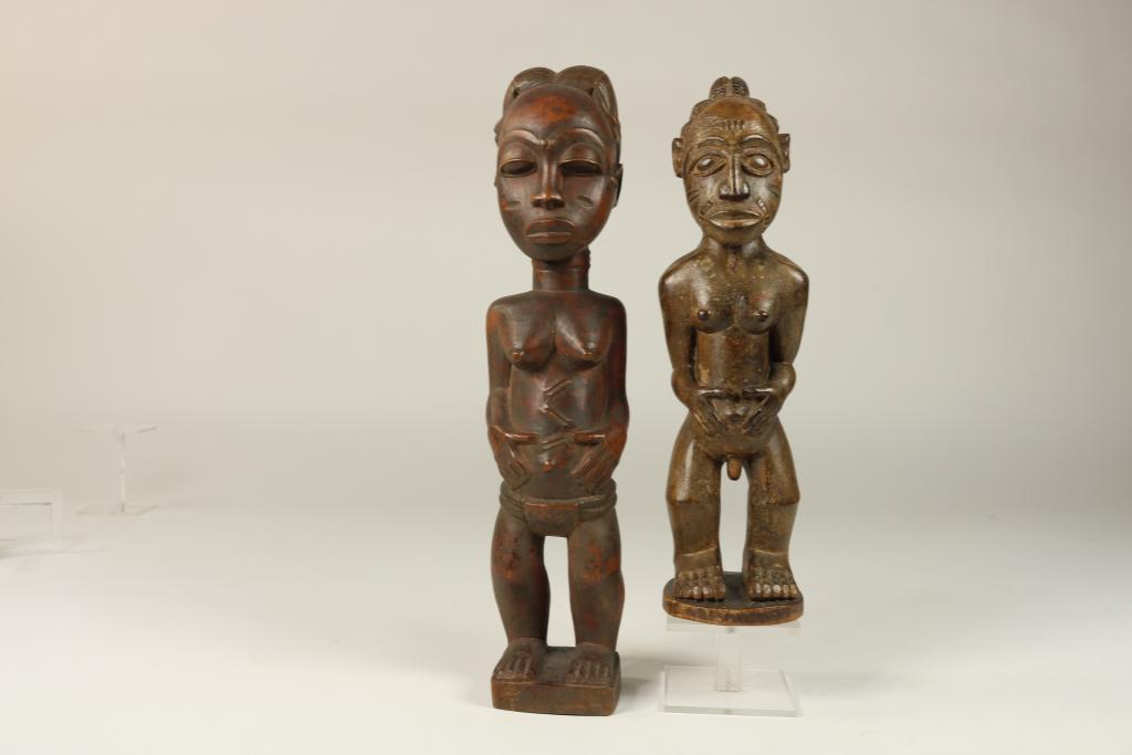 Lot of a female and a man sculpture, Afrika, h. 25 and 39 cm.Lot van een vrouwen en mannenfiguur