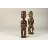 Lot of a female and a man sculpture, Afrika, h. 25 and 39 cm.Lot van een vrouwen en mannenfiguur