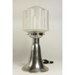 Art Deco tafellamp op verzilverde voet met gesatineerde glaskap, h. 46 cm.