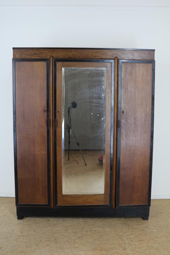 Oak Art Deco wardrobe with 3 doors and mirror, about 1920, h. 189, . 151, d. 56 cm.Eiken met