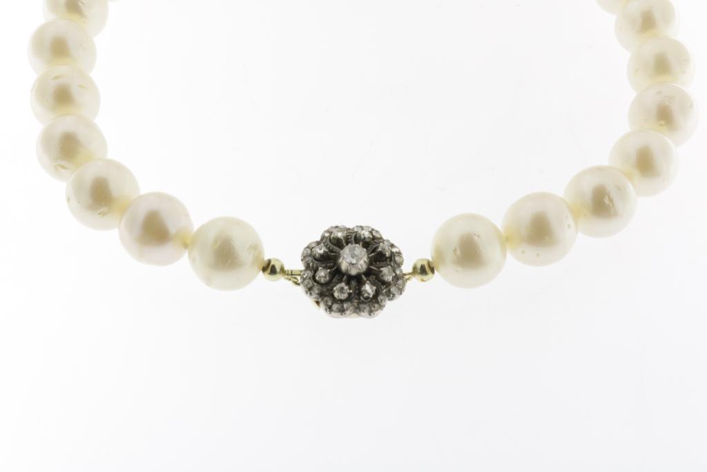 A cultivated South Sea pearl necklace with antique yollw gold and silver lock set with diamonds, - Image 3 of 5