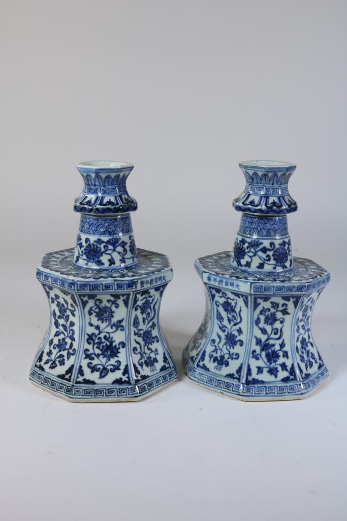 a lot of 7 porcelain vases, China 20th century.Lot van 4 porseleinen vazen en een pelgrimfles en - Image 6 of 13