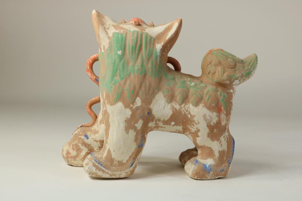 Polychroom terracotta sculptuur van Foo-hond, China 20e eeuw h. 24 cm. - Image 3 of 3