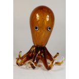 Amver coloured glass sculture of octopus, h 34 cm.Amberkleurig glazen sculptuur van octopus, h 34