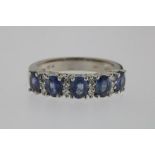 A white gold ring mounted with blue sapphire and brilliants 0.18ct. w. 6.4gr. size 18Een witgouden