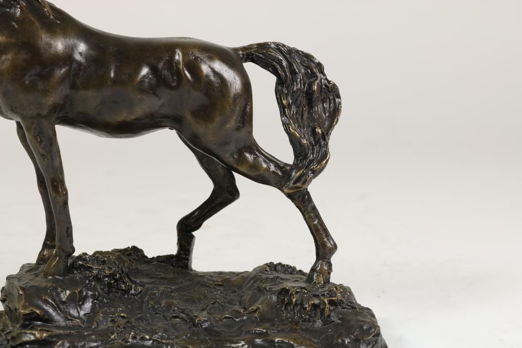 Gepatineerde bronzen sculptuur van hengst, h. 17 cm. - Image 3 of 5