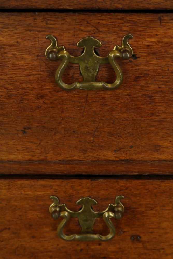 Eiken chiffoniere met 6 laden, Holland ca. 1830, h. 155, br. 100, d. 48 cm. - Image 3 of 3