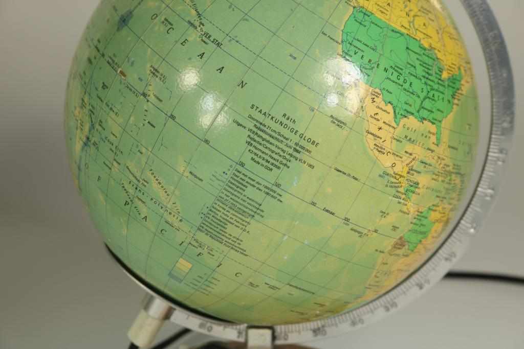 Lot van een staatkundige globe, Prof. Dr. Arthur Krause. Schaal 1:38.600.000, 1964, h. 45 cm. een - Image 3 of 3