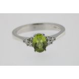 A white gold ring with peridot and brilliant ca. .010ct. 18kt.Witgouden ring bezet met peridot en