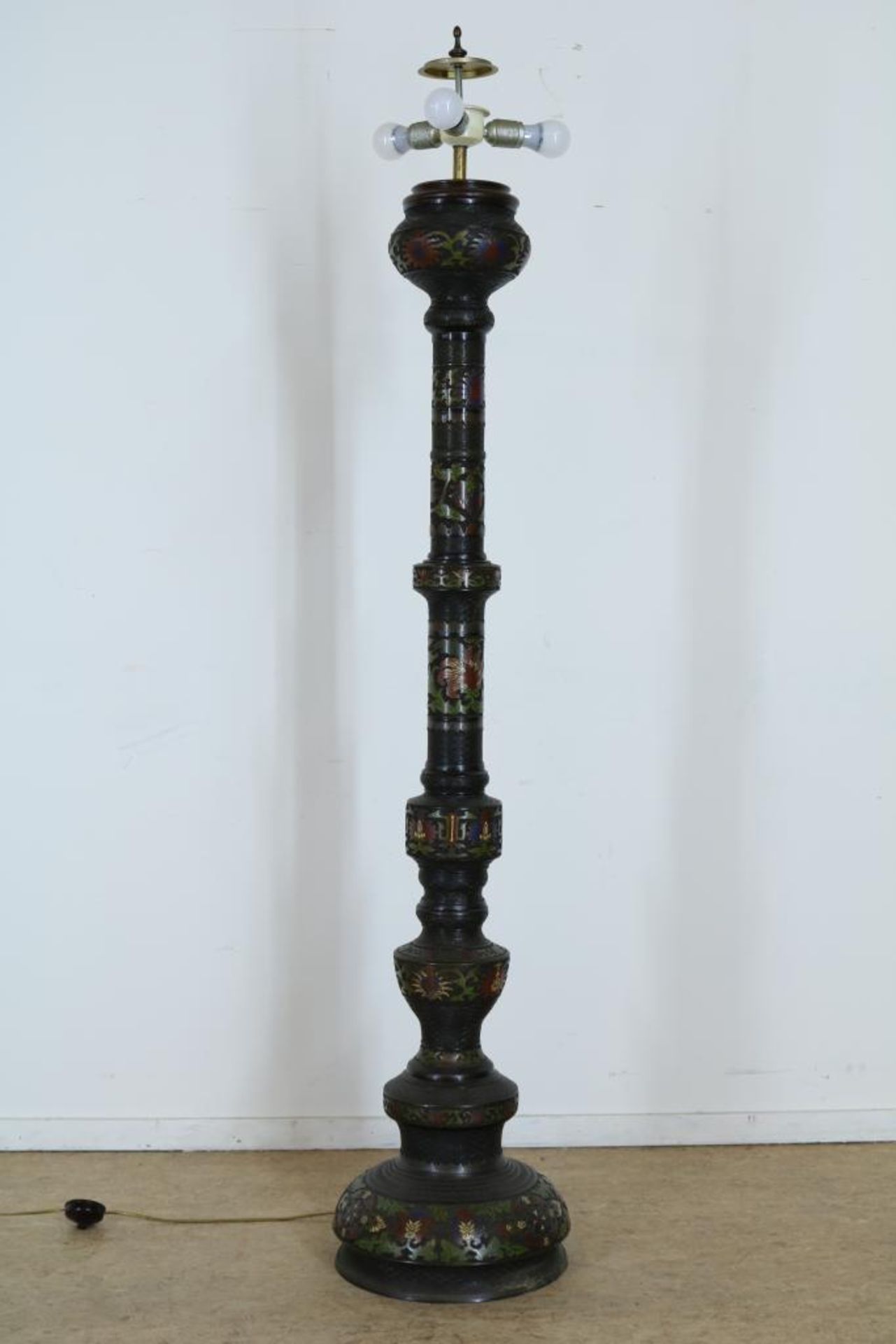 bronze and cloisonné floor lamp, ca 1900.Bronzen cloisonne staande schemerlamp, China ca. 1900, h.