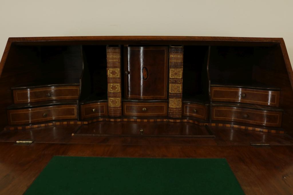 Walnut fineerd writing table, claw feet, h. 100 w. 84 d. 48 cm.Wortelnoten gefineerde klepsecretaire - Image 3 of 4