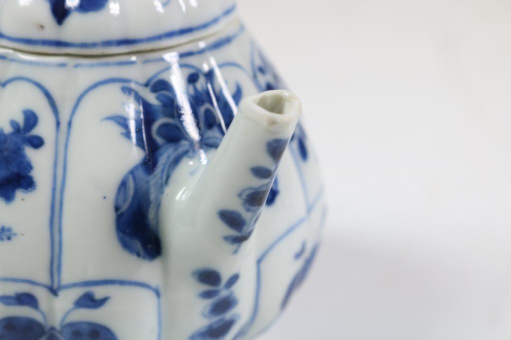 Porcelain Qianlong teapot, China 18th century, h. 10 cm. (chip)Porseleinen Kangxi geribt trekpotje - Image 3 of 6