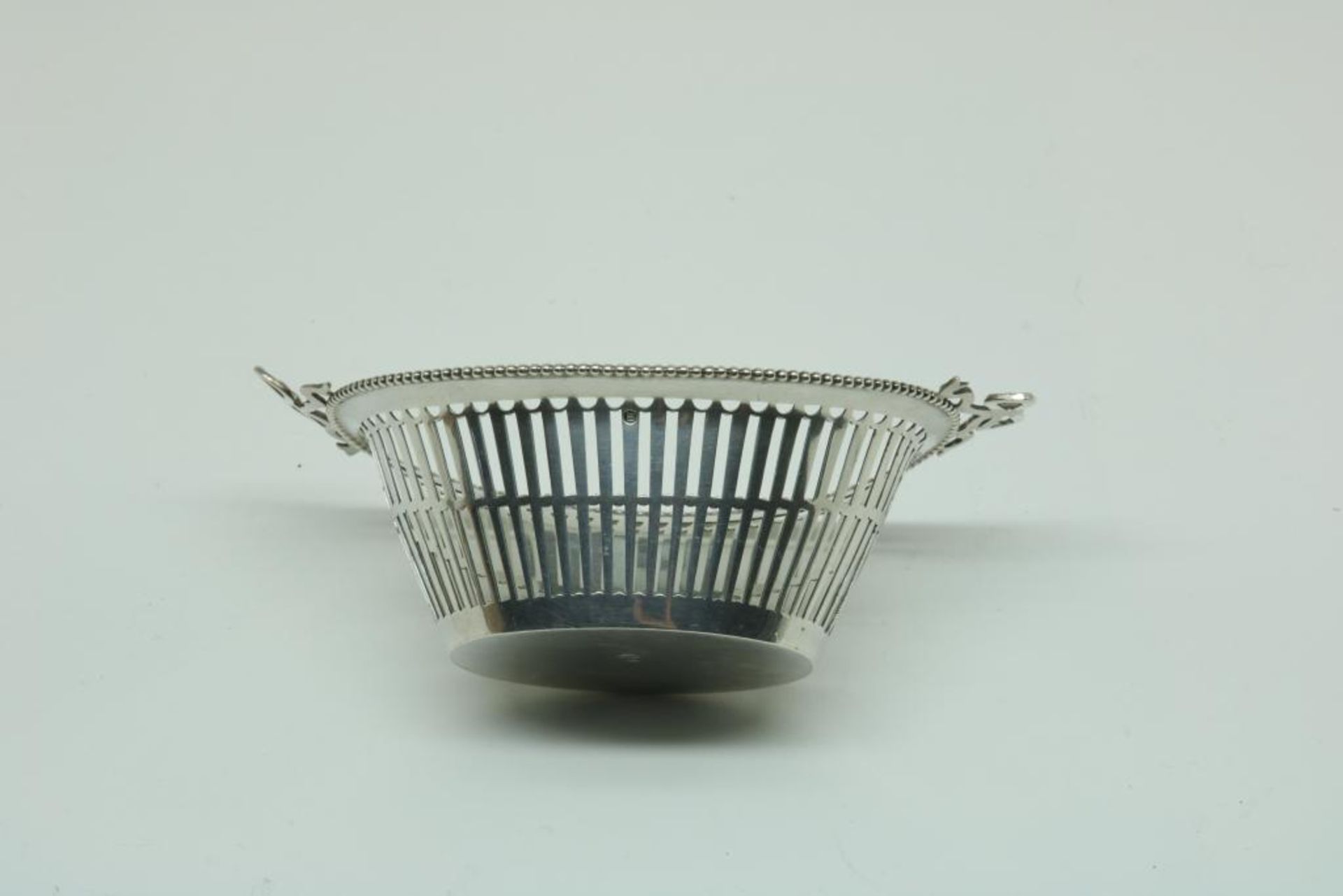 Two silver sweetmeat baskets, Dutch, mt A. Schoorl, Amsterdam, dl 1914, 835/000, gross w. 125gr, - Bild 2 aus 4