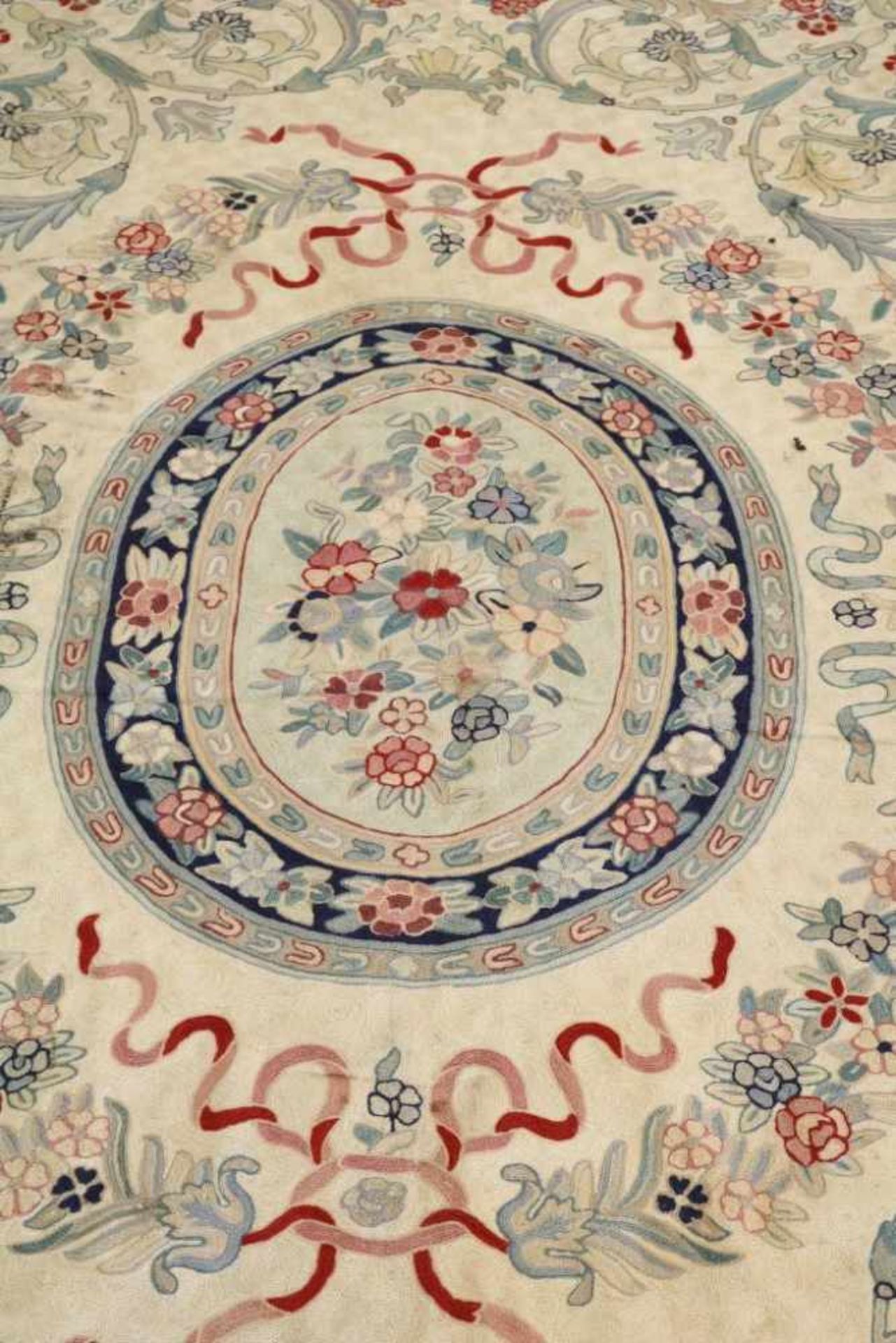 Wool woven carpet with medaillions and flowers, France, 257 x 166 cm.Wol geweven kleed met medallion - Bild 2 aus 3