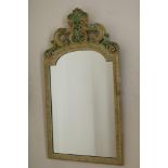 Mirror in pinter frame, h. 95, w. 53 cm.Spiegel in beschilderd houten lijst met kuif, h. 95, br.