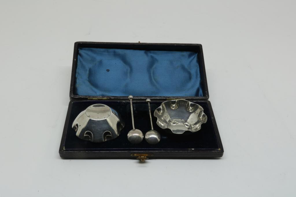 Lot div. silver, wo. two salts with spoon in case, Engeland, 925/000, gross w. 110gr.Lot div. - Image 2 of 2