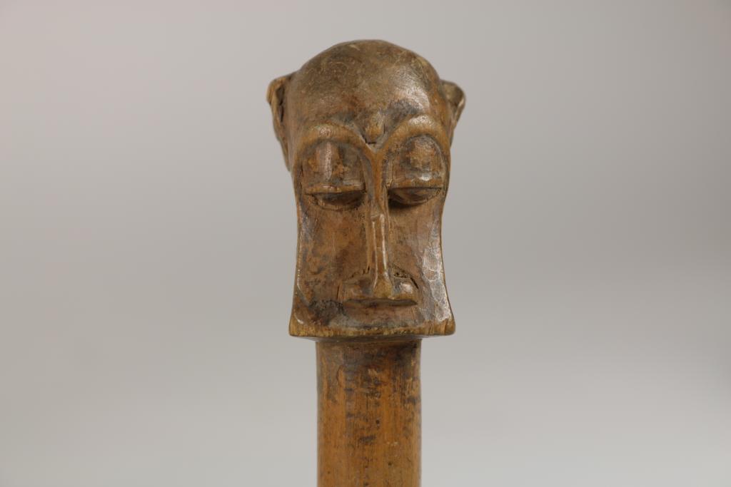 Lot of 9 African objects, w.o. Sepik, 2 Mossi flutes, Akan hair comb.Lot van 2 Sepik - Image 3 of 12