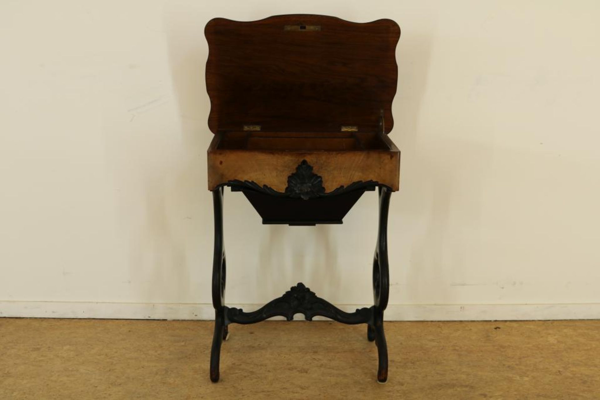 Mahogany seewing table, 19th centuryMahonie Willem III naaitafel met klep waarachter vakverdeling, - Bild 2 aus 3