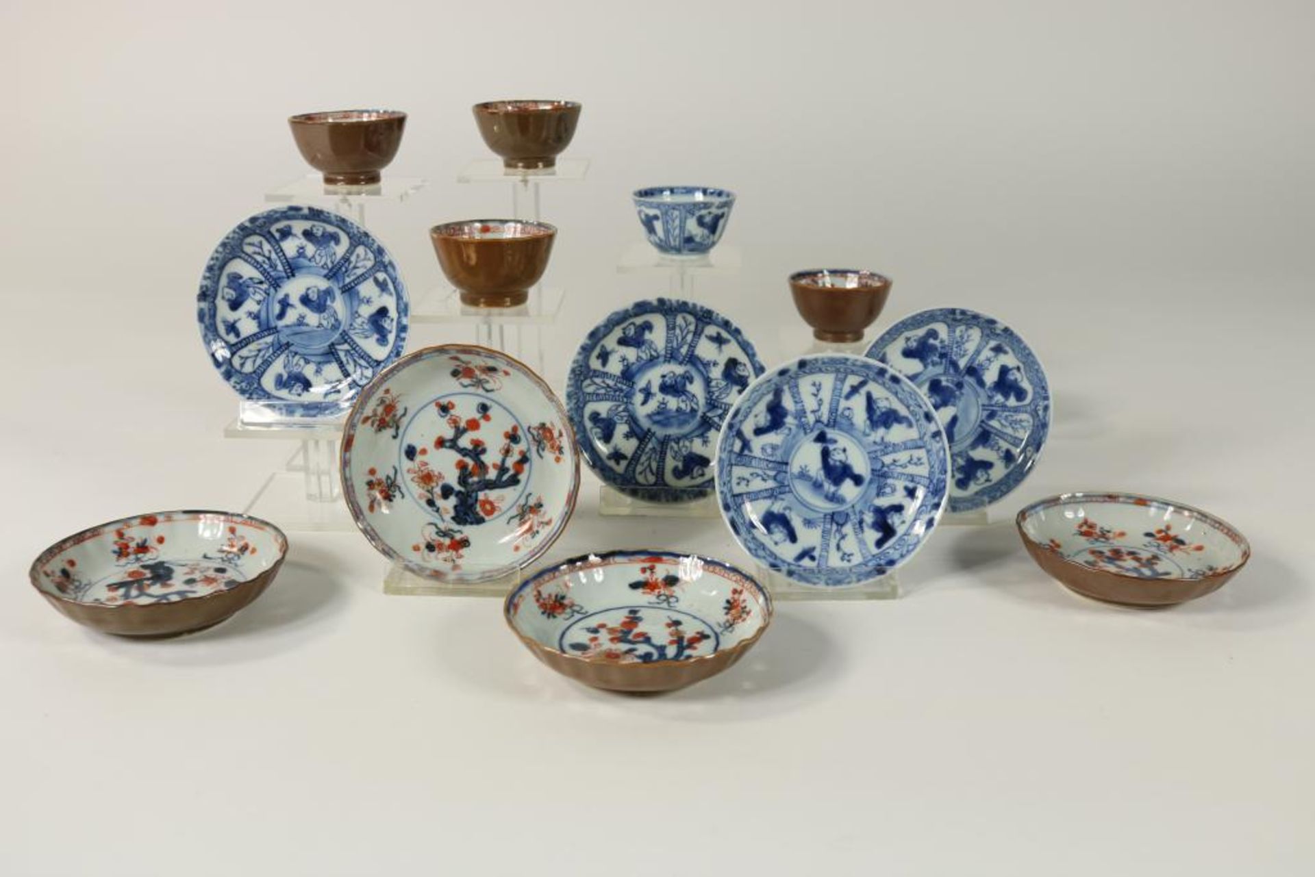 a set of 4 Qianlong cup and saucers with Imari decor, China 18th century (1 saucers with chip) and 4