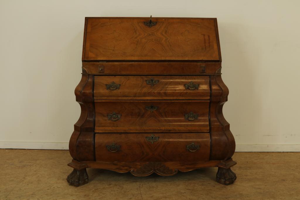 Walnut fineerd writing table, claw feet, h. 100 w. 84 d. 48 cm.Wortelnoten gefineerde klepsecretaire