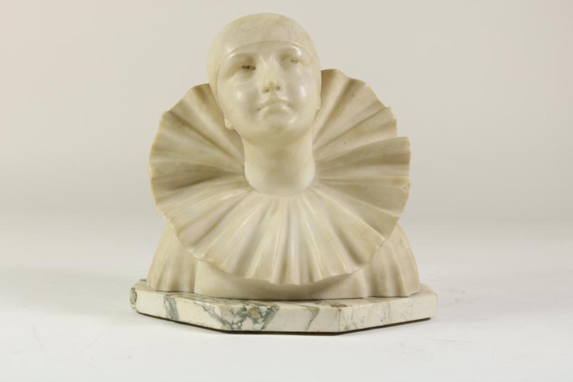 Albasten Art Deco buste van pierrot op marmeren voet, ges. A. Gentili, h. 24 cm.