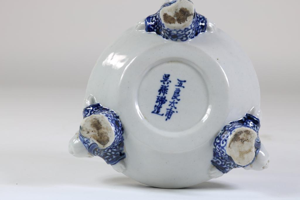 Porcelain koro (Incense Burner) with Foo-dog, Japan 20th century, h. 33 cm.Porseleinen - Image 5 of 6