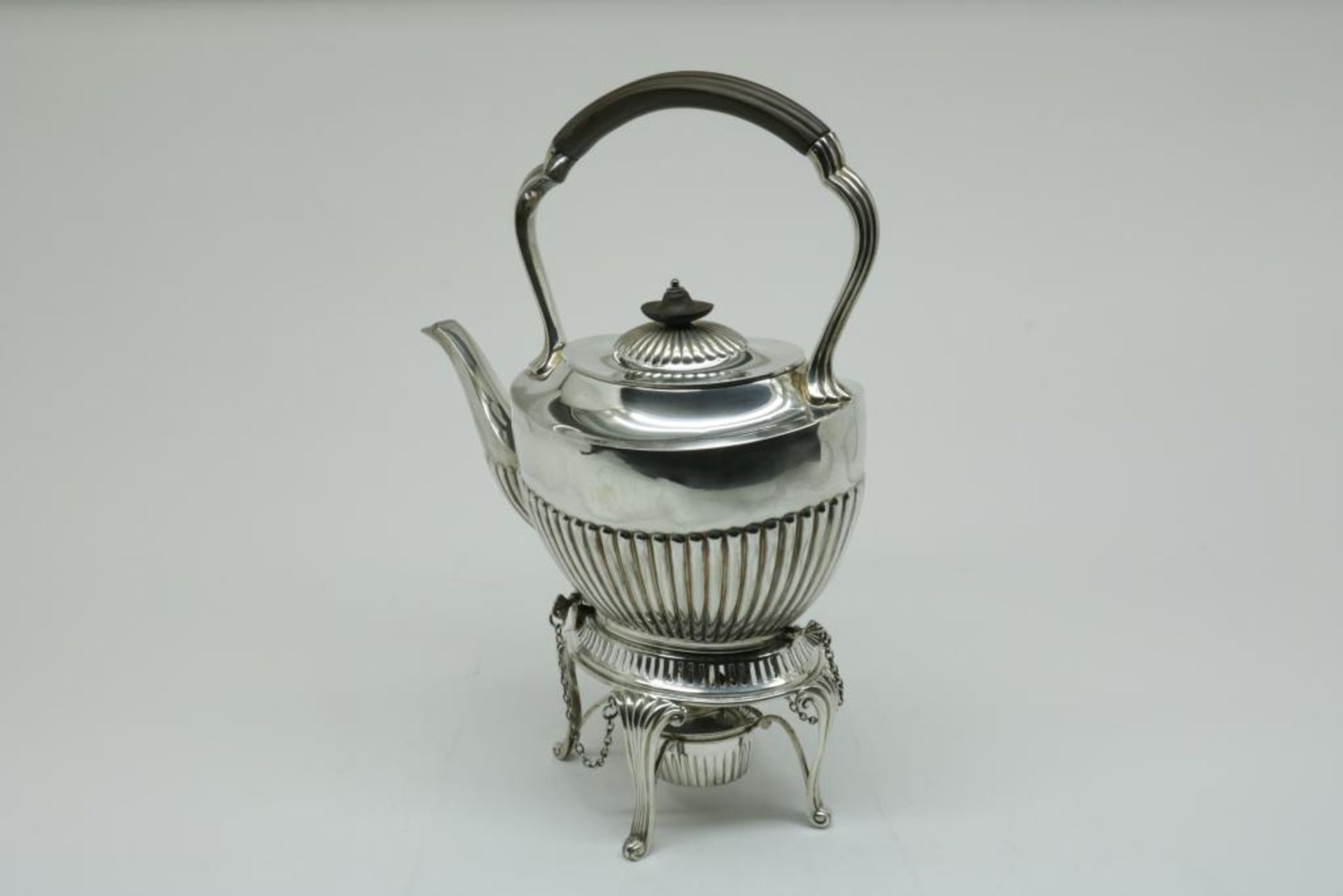 A sterling silver bouilloire/water kettle, London, dl 1904, mm William Hutton & Sons, gross w. - Bild 2 aus 6