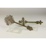 A collection of 2 Coptic crosses, Ethiopia 19th centuryLot van 2 ajourbewerkte bronzen Koptische