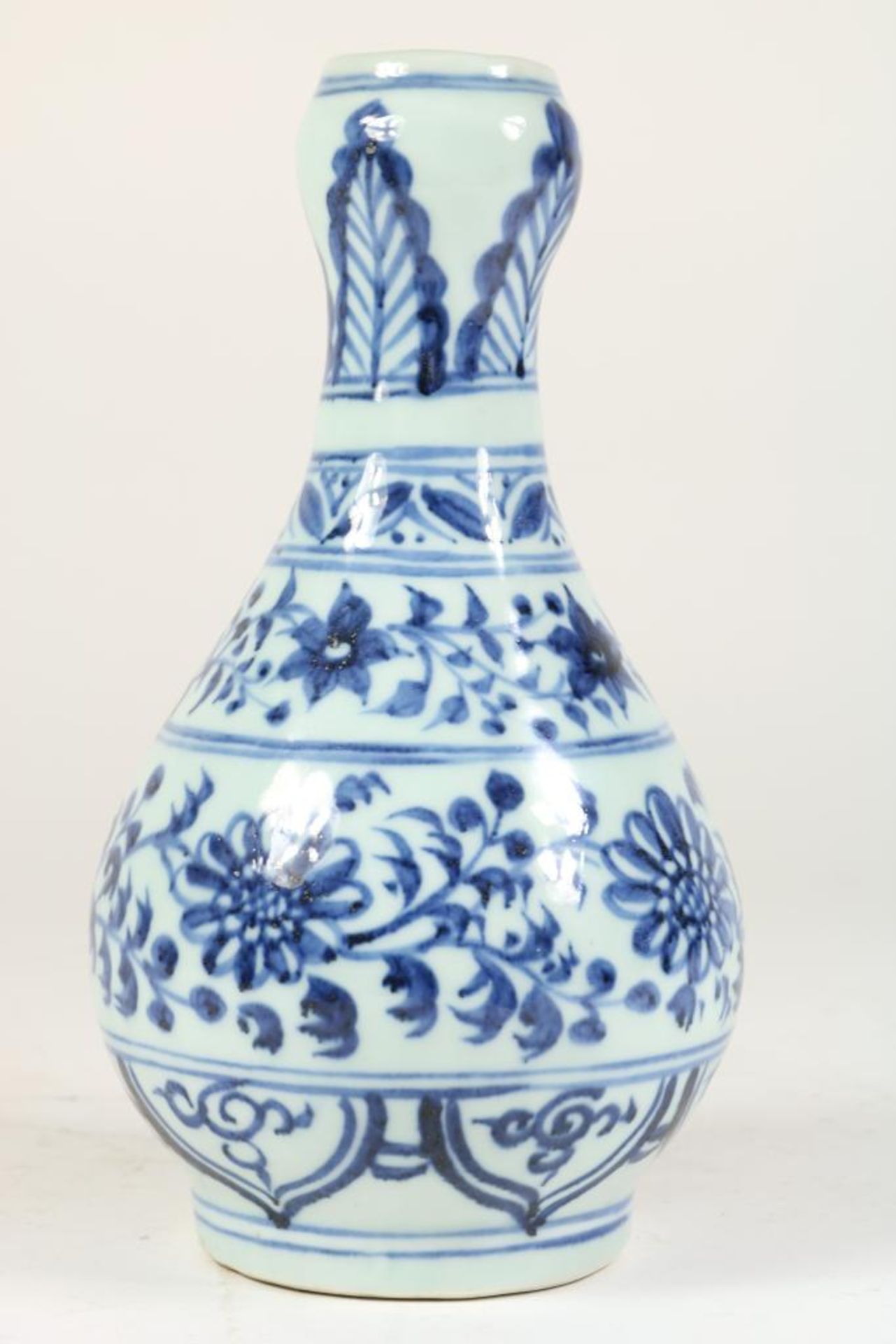 Porseleinen Ming-stijl baluster vormige vaas met bloemdecor, China 20e eeuw, h. 23 cm.