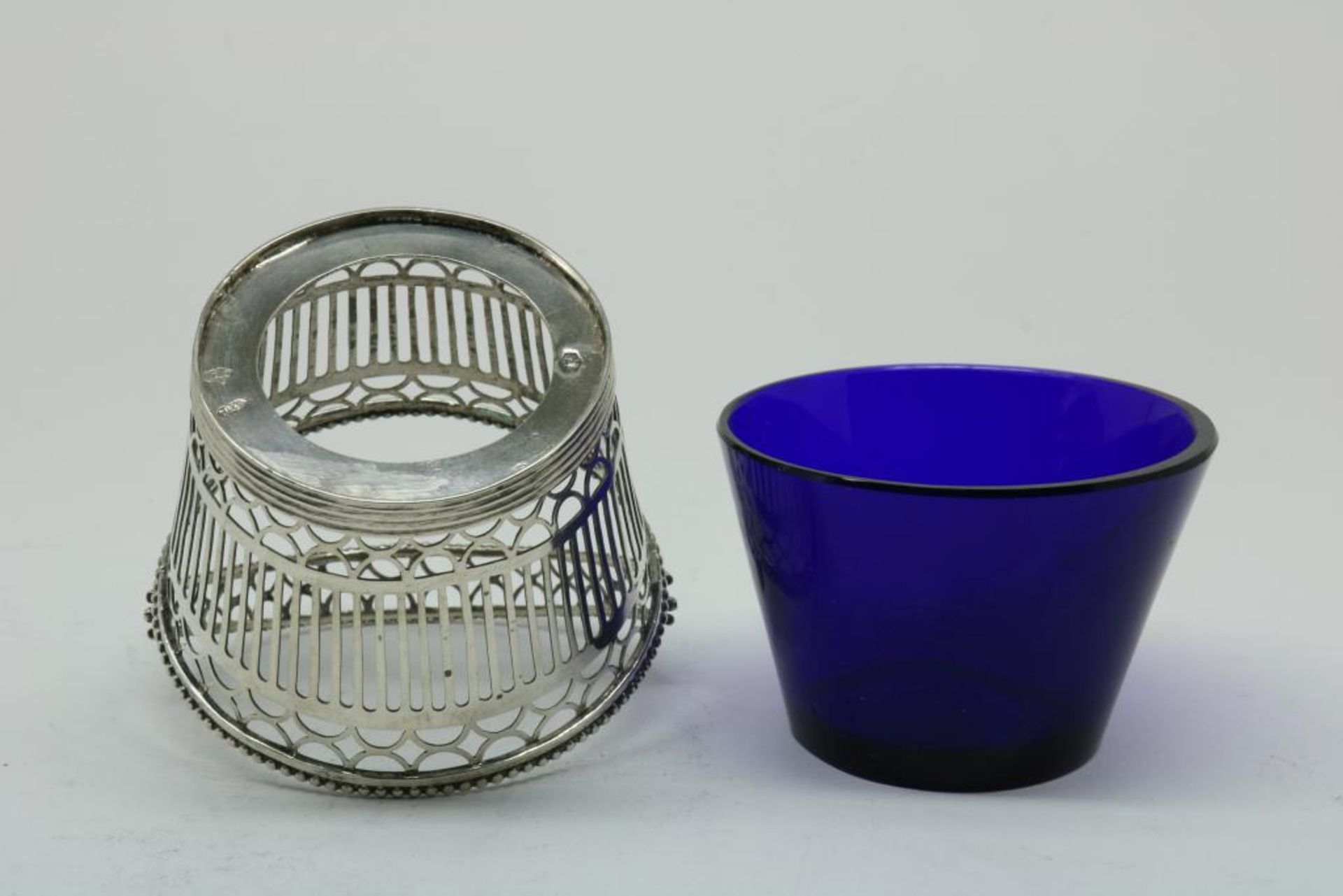 A silver ajour basket with blue glass liner, mm Gebr. Seton, Schoonhoven, dl 1911, 835/000, gross w. - Bild 2 aus 3