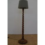 Walnut floor lamp, h. 165 cm.Noten staande schemerlamp met metalen en stoffen kap, h. 165 cm.