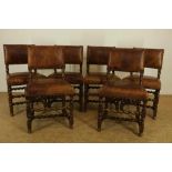 Serie van 6 eiken Renaissance-stijl stoelen op gedraaide poten verbonden door regel met bruinleer