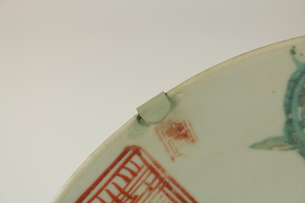 Porcelain Swatow Wucai charger, China Ming Period, diam. 37 cm.Porseleinen Swatow schotel met - Image 4 of 6