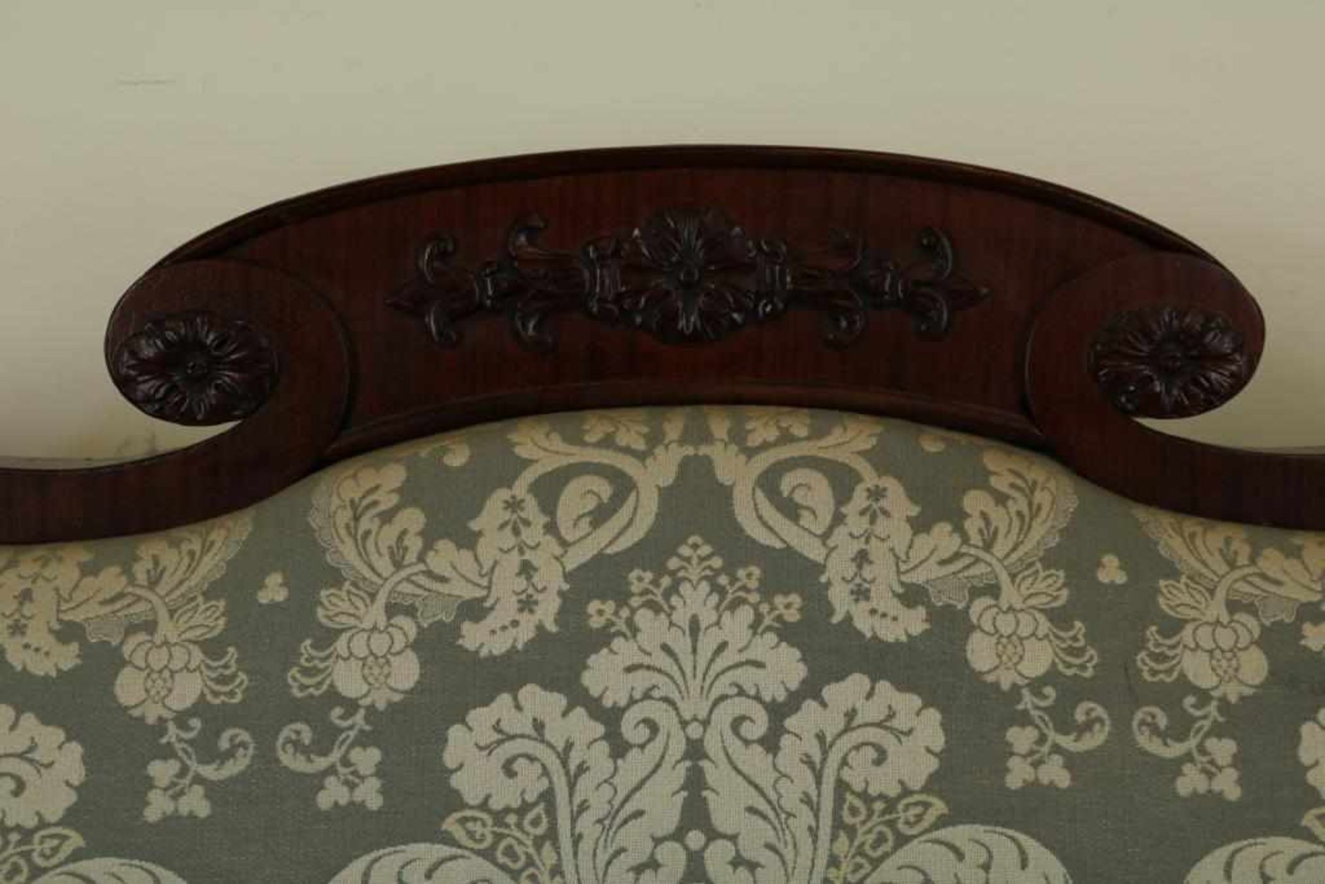 Mahoganie Biedemeier couch, decorated with carve flowers, 19th centuryMahonie Biedermeier canape, - Bild 2 aus 5