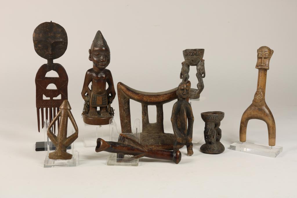 Lot of 9 African objects, w.o. Sepik, 2 Mossi flutes, Akan hair comb.Lot van 2 Sepik