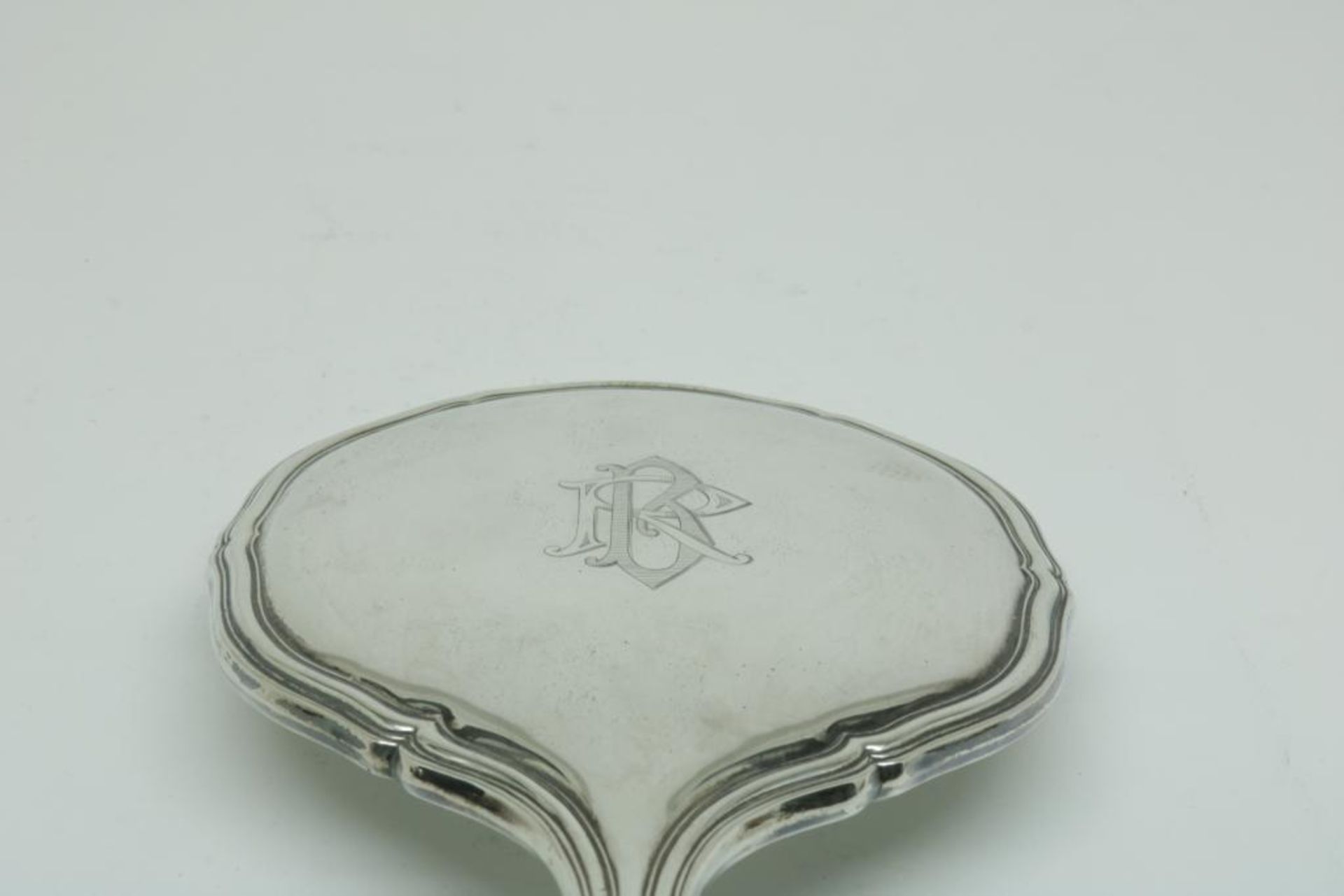 A silver fanity set, German, 800/000, gross w. 623gr, monogrammed.Een vierdelig zilveren kapset, - Bild 3 aus 4