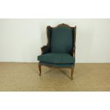 Noten Louis XV-stijl oorfauteuil met groen/blauw stoffen bekleding.