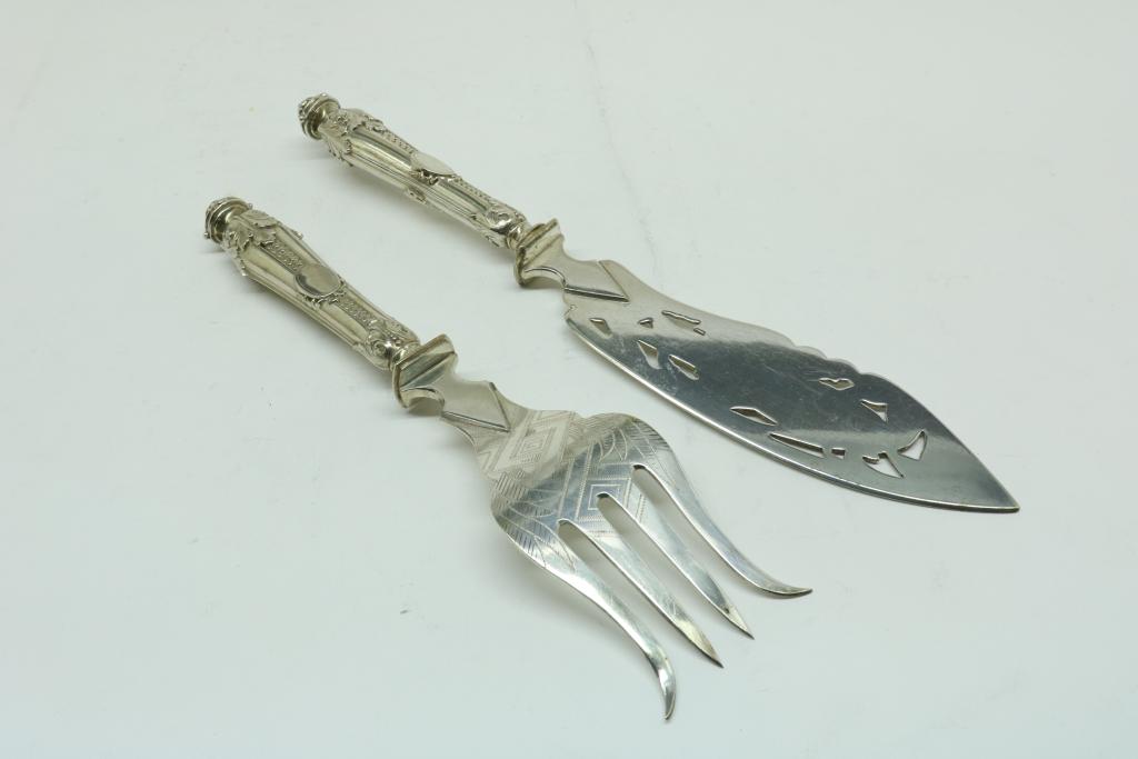 A fish service with silver handles, 19th century, gross w. 254gr, length 29cm.Een visdiencouvert met - Image 2 of 2