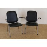 Pair of 2 design arm chairsStel retro design chroomen armstoelen, met bakelieten armleggers, bekleed