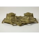 Bronzen bureauset met 2 openingen voor inktpotten met relief decor van kastanjebladeren, ca.
